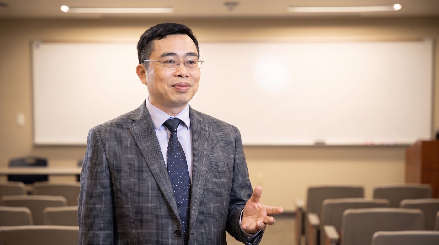 Tony Bui đang giảng một lớp kế toán